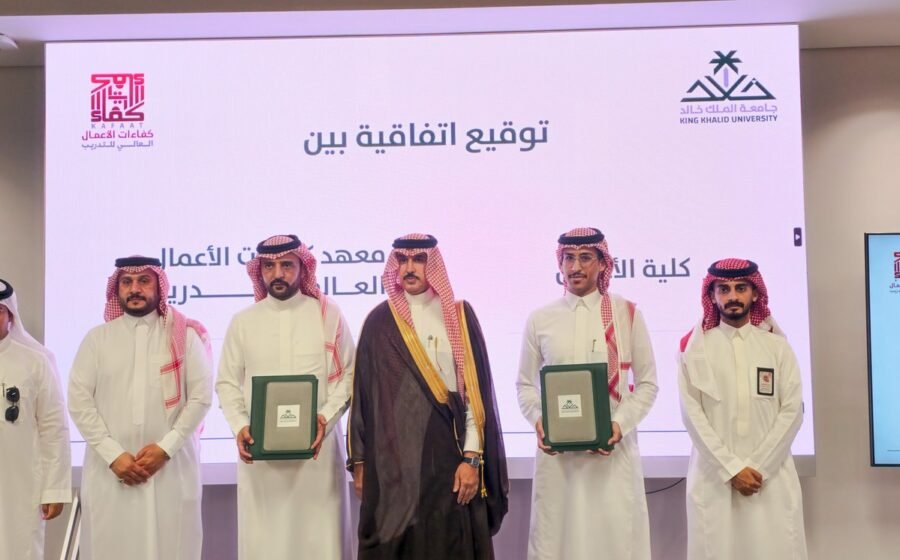 معهد كفاءات الأعمال يوقّع اتفاقية تعاون مع كلية الأعمال بجامعة الملك خالد لتعزيز جاهزية الطلبة لسوق العمل